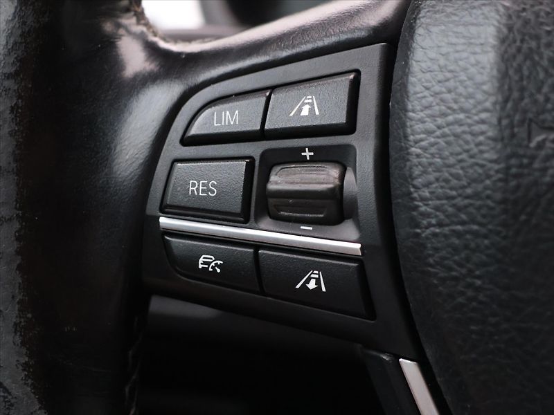 BMW Řada 5 3,0 530d x Drive Tažné Klima - fotka 22 z 38
