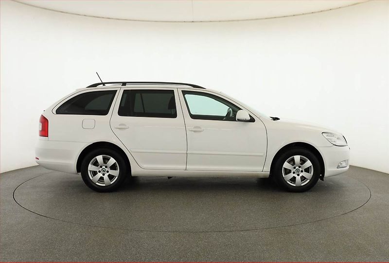 Škoda Octavia (2011) Ambiente 1.8 TSI, Tempomat - fotka 6 z 17