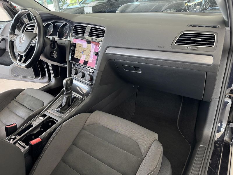 Volkswagen Golf 1,0TSI DSG*81kW*LED*Masáž - fotka 11 z 32