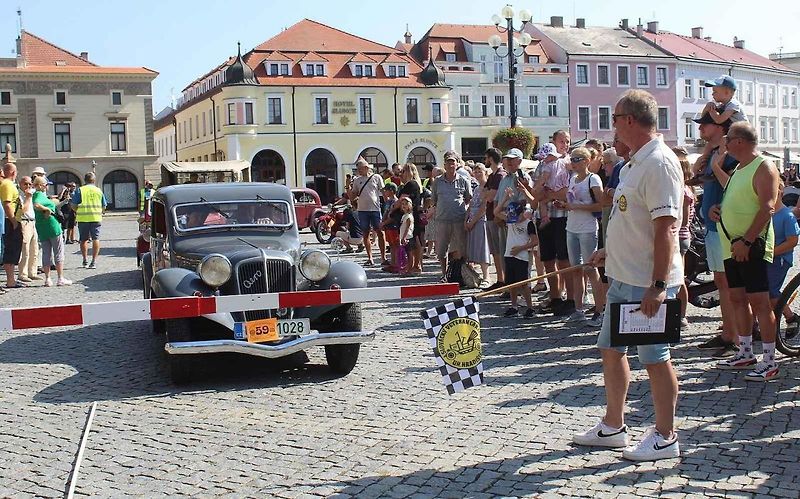 Spanilá jízda historických skvostů startovala ze zaplněného náměstí v Uherském Hradišti