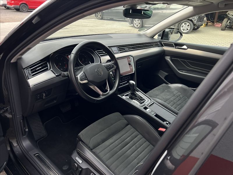 Volkswagen Passat 2,0 TDi DSG ELEGANCE MATRIX - fotka 11 z 36
