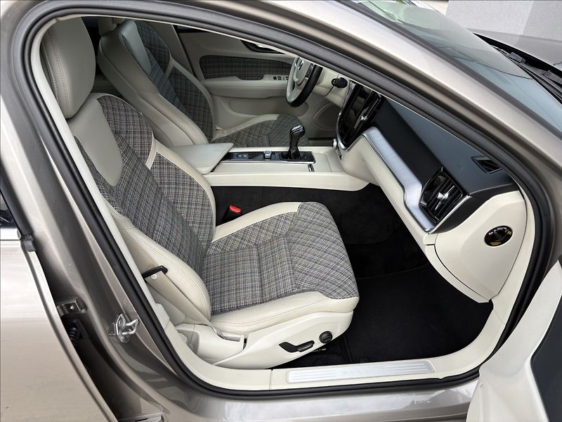 Volvo V60 2,0 D3 110 KW MOMENTUM MANUAL - fotka 18 z 26