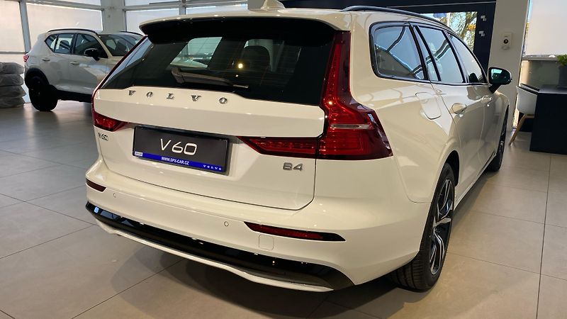 Volvo V60 (2026) PLUS DARK, B4, 145+10 kW / 197 - fotka 3 z 14
