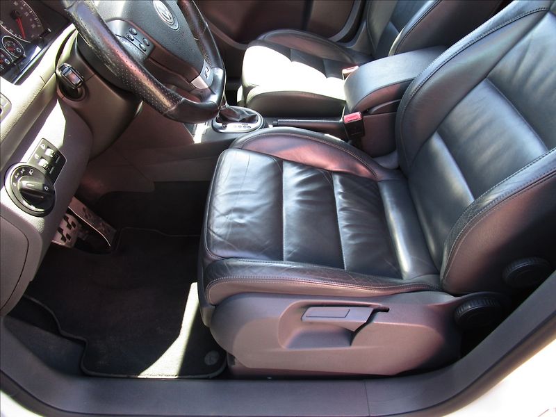Volkswagen Touran 2.0TDi DSG Highline, 7 míst - fotka 12 z 49