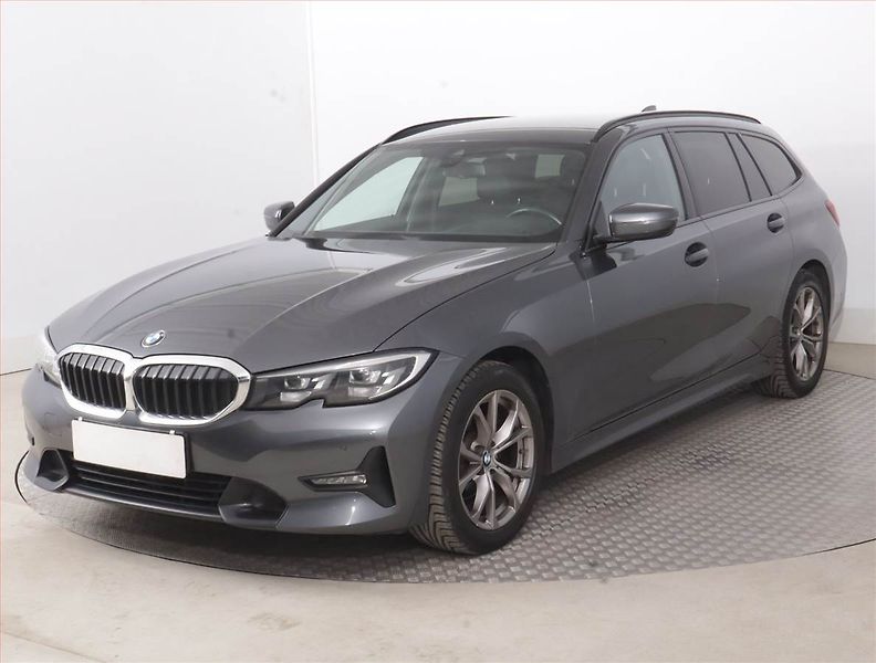 BMW Řada 3 (2021) 318 d - fotka 2 z 18