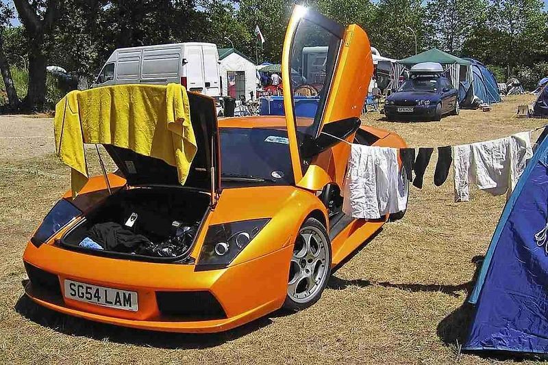 I sportovní a supersportovní auta umí být praktická… když chcete.