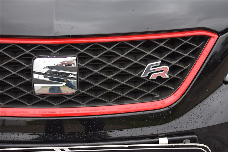 Seat Ibiza 1,2 i 66KW FR-LINE NÍZKÉ KM - fotka 4 z 39
