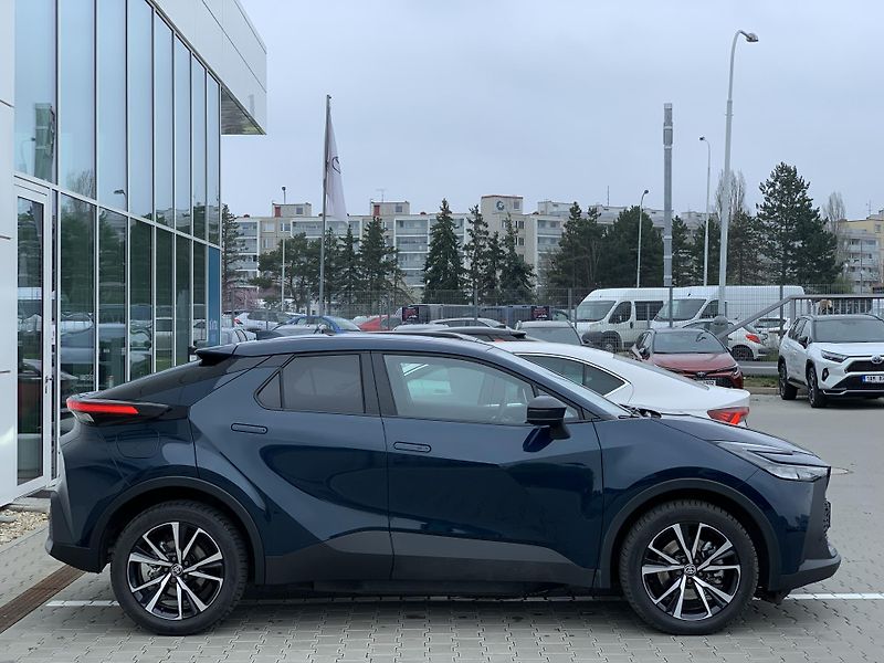 Toyota C-HR STYLE 2.0 PHEV 223k e-CVT - fotka 10 z 26