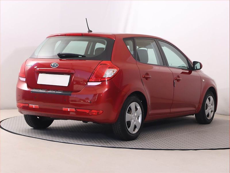 Kia Ceed (2011) 1.4 CVVT, Serv.kniha - fotka 5 z 14