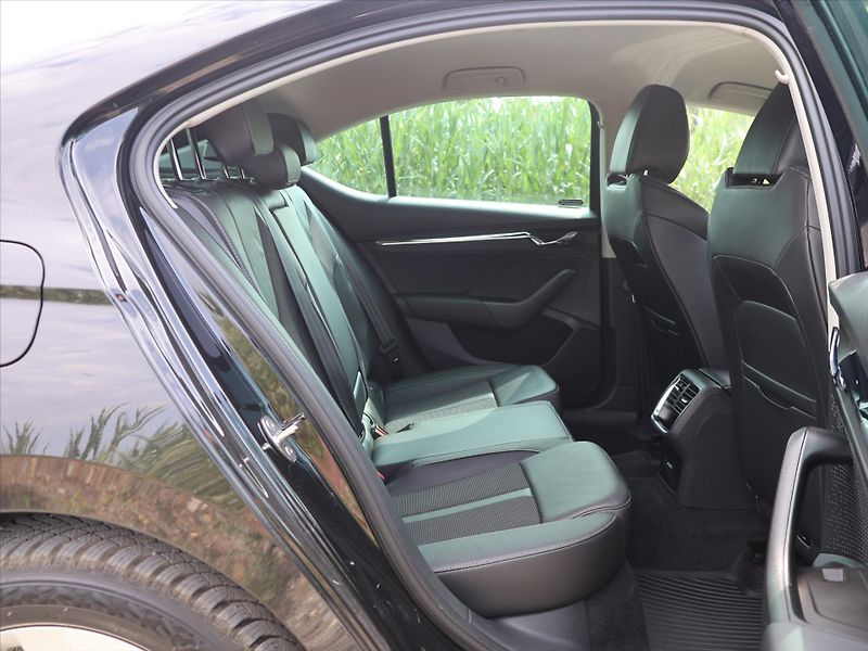 Škoda Octavia 2,0 TDI DSG Style+ DPH CZ - fotka 14 z 32
