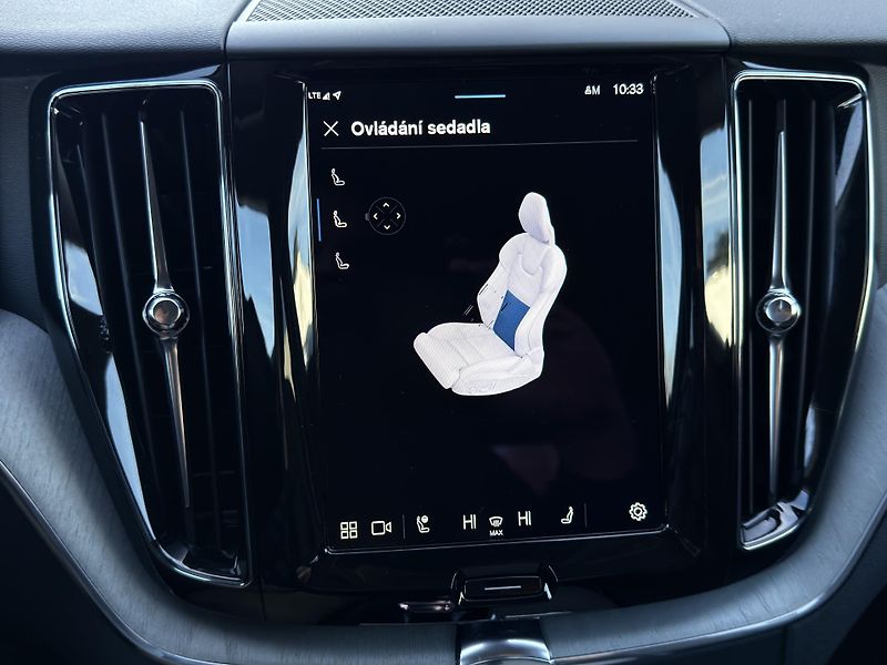 Volvo XC60 B5 AWD PLUS DARK // REZERVACE - fotka 26 z 45