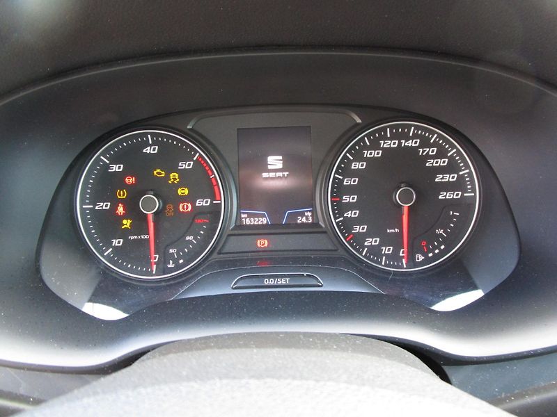 Seat Ateca 1,6TDI-85KW-NOVÁ STK - fotka 12 z 22