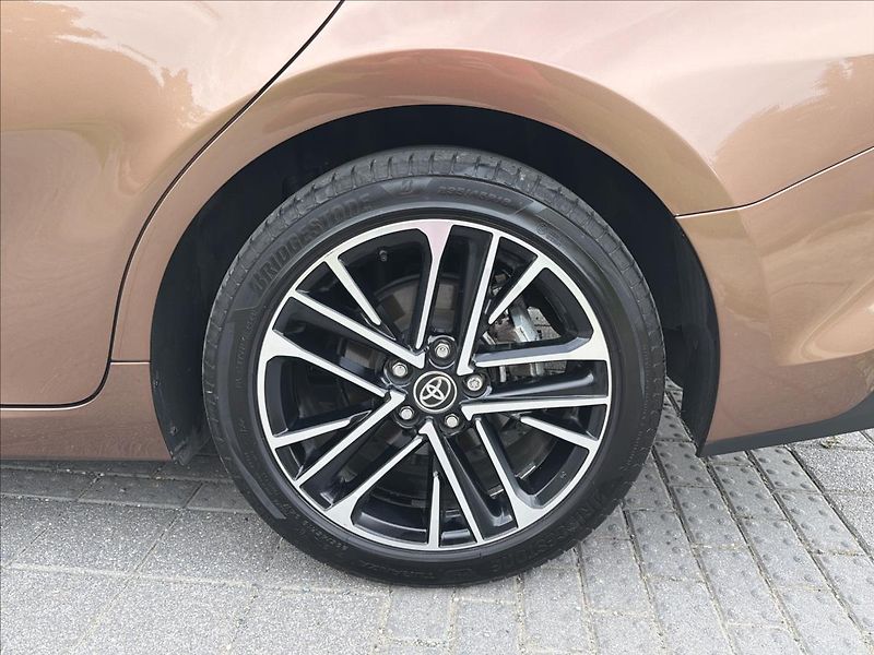 Toyota Camry 2,5 HEV 231 k Hybrid Prestige - fotka 18 z 36