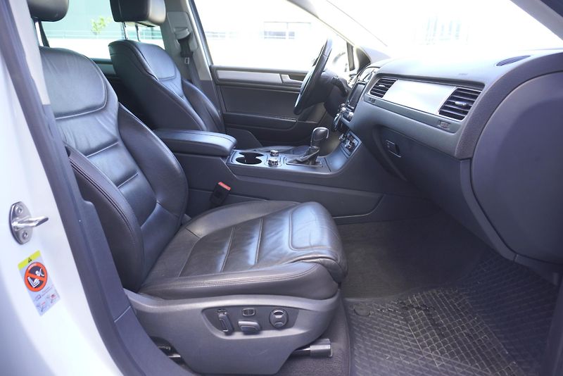 Volkswagen Touareg (2013) 3,6 V6 FSI  4x4 KŮŽE - fotka 25 z 27