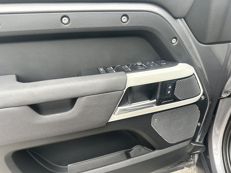 Land Rover Defender 110 D300 221kW Black Packet - fotka 15 z 18