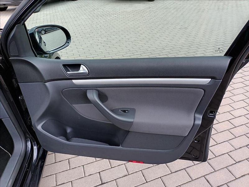 Volkswagen Golf 1,6 MPI,75KW,VÝHŘEV,DIGIKLIMA - fotka 23 z 39