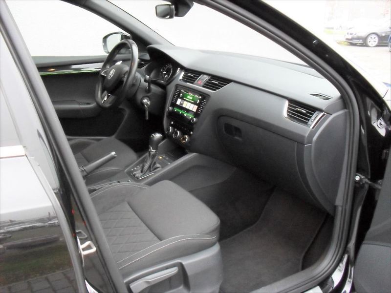 Škoda Octavia 2,0 RS 4x4 DSG LED Panoram DPH - fotka 19 z 31