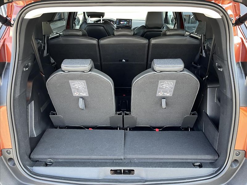 Peugeot 5008 1,2 PureTech  Allure Pack EAT8 - fotka 23 z 29