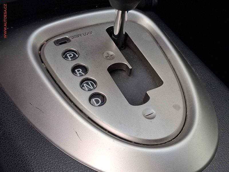 Nissan Qashqai (2012) 2.0 16V, Tekna, AT, xenon - fotka 15 z 21