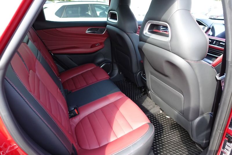 MG HS 1,5i 119kW M/T Elegance Panora - fotka 12 z 33