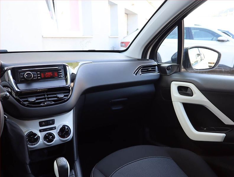 Peugeot 208 (2018) 1.2 PureTech, Serv.kniha - fotka 8 z 15