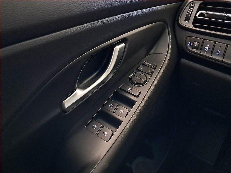 Hyundai i30 (2021) 1.0 T-GDI, Automat, ČR,1.maj - fotka 17 z 19