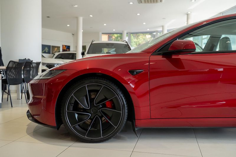 Tesla Model 3 (2024) PERFORMANCE HIGHLAND — DUAL  - fotka 9 z 24