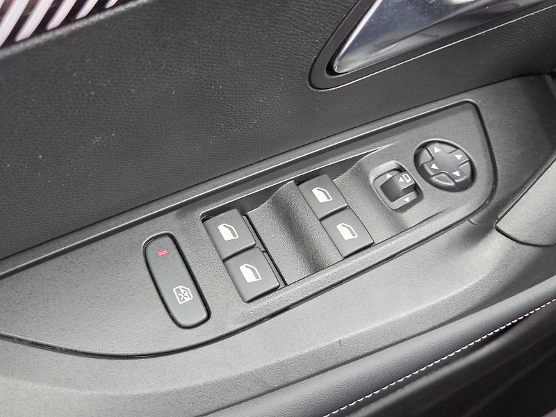 Peugeot 2008 (2025) 1.2 PT 100 ALLURE MAN6 - fotka 23 z 28