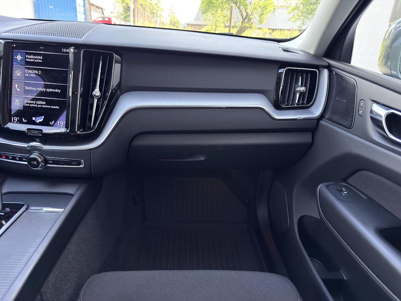 Volvo XC60 B4 AWD (nafta) // REZERVACE - fotka 21 z 47
