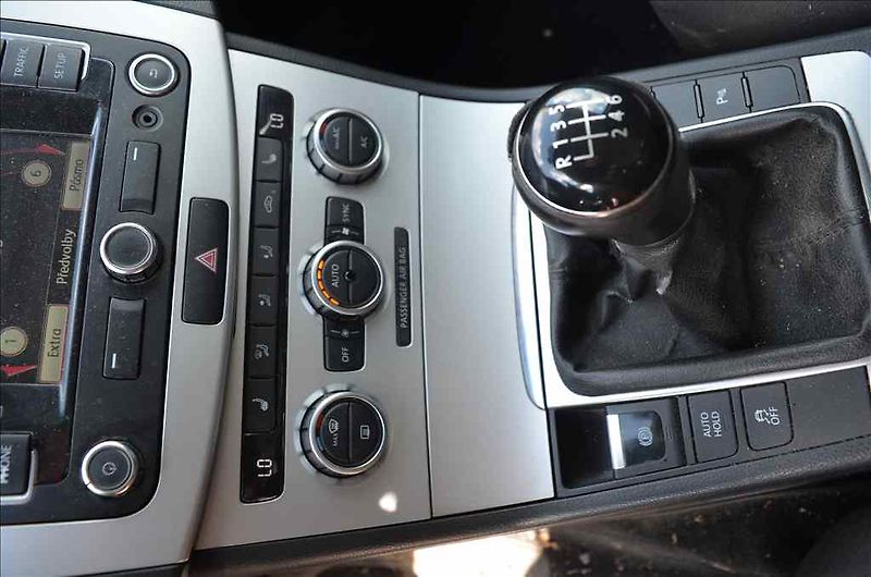 Volkswagen Passat (2012) VARIANT 1,6 TDI - fotka 17 z 24