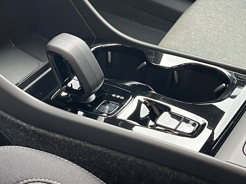 Volvo XC40 B3 PLUS BLACK EDITION ACC,360 - fotka 13 z 24