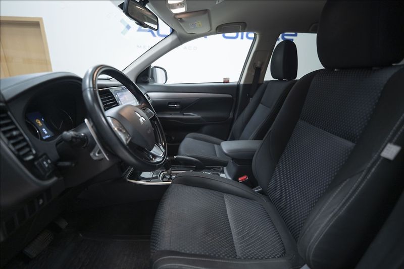 Mitsubishi Outlander 2,0 MIVEC AWD AT INTENSE ČR - fotka 15 z 33