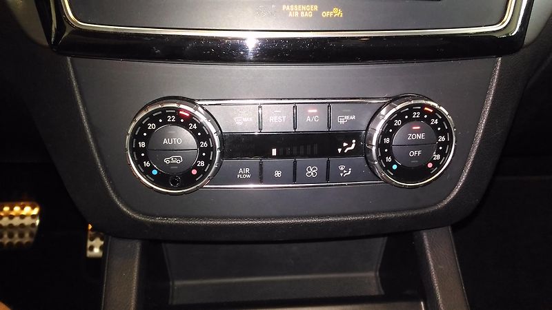 Mercedes-Benz GLE (2015) 450I,270KW,LED,PANOR.ALU r.21 - fotka 29 z 36