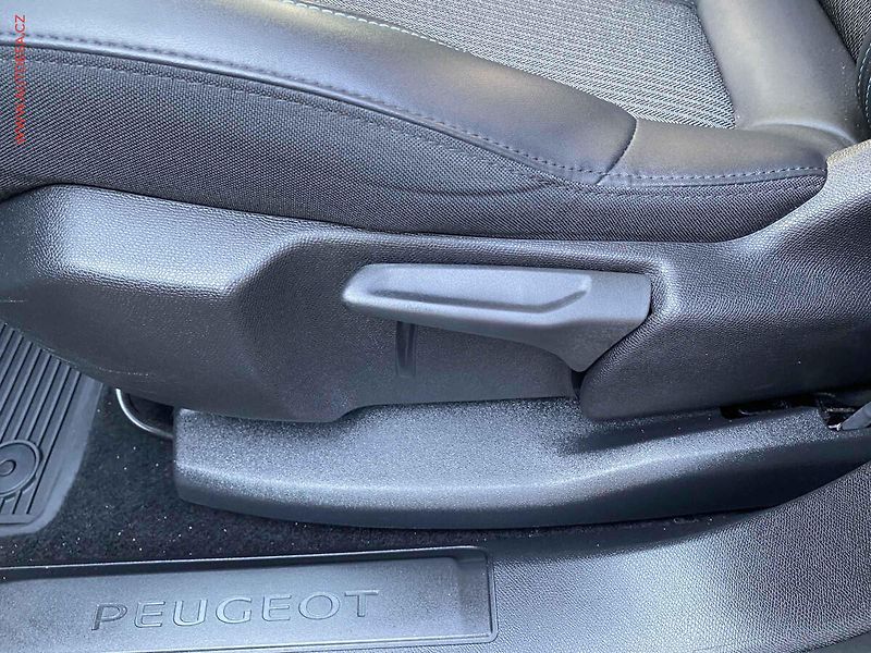 Peugeot 5008 (2023) 1.2 PT, 1.maj,ČR, Allure, AT - fotka 14 z 18