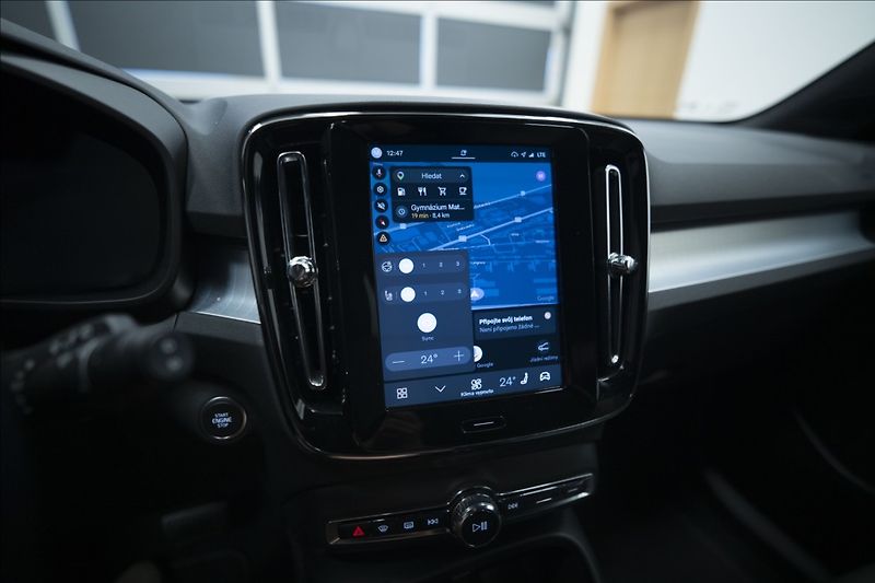 Volvo XC40 2,0 B3 NAVI KAMERA 360° TAŽNÉ - fotka 31 z 38