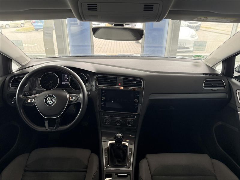 Volkswagen Golf 1,6   TDI 85kW,1.MAJ,SERVISKA - fotka 9 z 28