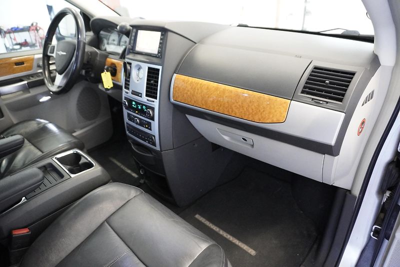 Chrysler Grand Voyager 3,8I LIMITED AUT. - fotka 27 z 30
