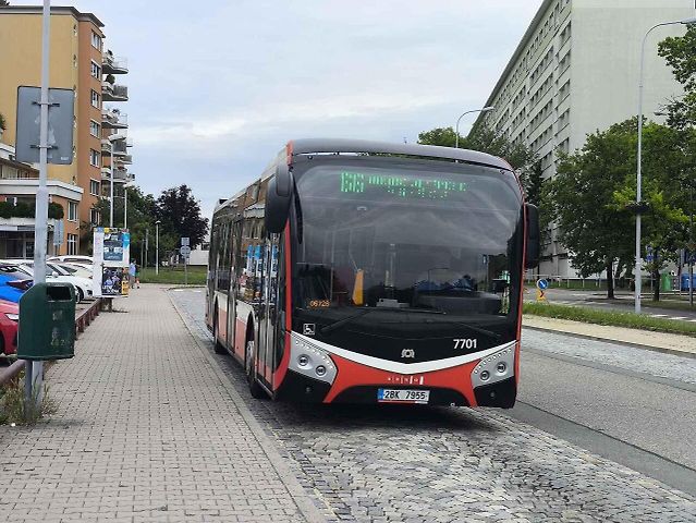 Existuje pár výjimek, kdy řidiči aut mohou autobusy beztrestně objet. Ilustrační foto