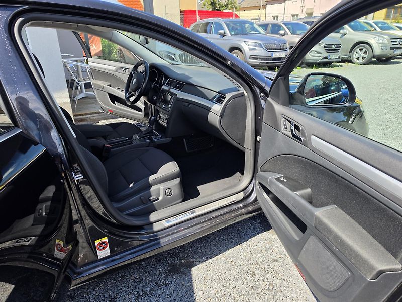 Škoda Superb 2.0 TDi DSG TZ Xenon - fotka 10 z 21