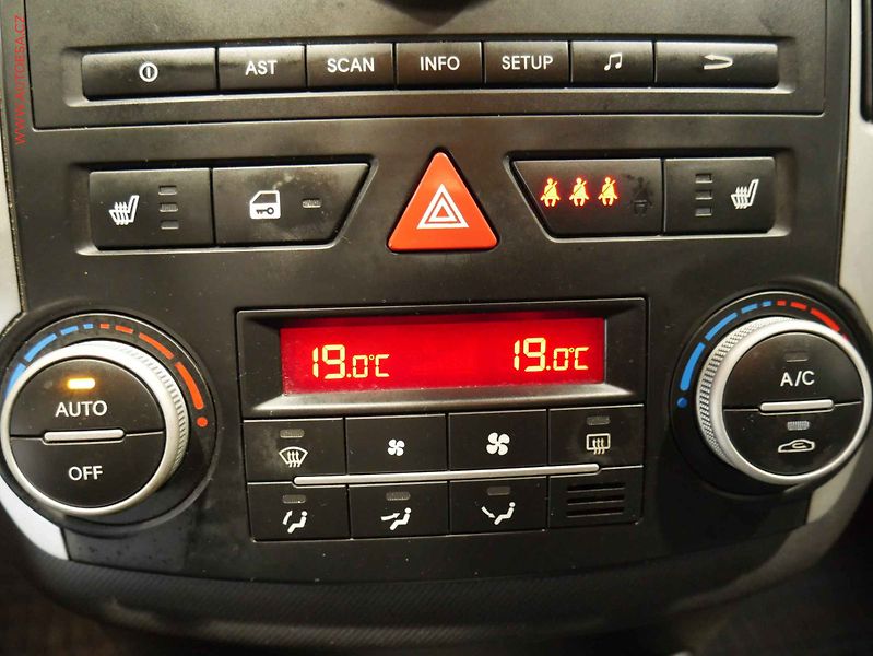Kia Ceed (2010) 1.6 CRDI, 2.maj,ČR, AC, temp. - fotka 15 z 18
