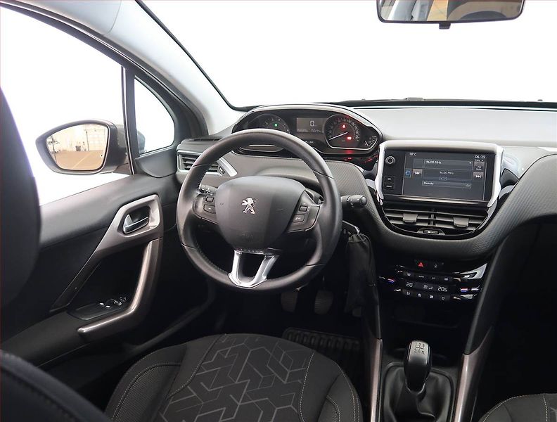 Peugeot 2008 (2016) 1.2 PureTech, Tempomat - fotka 7 z 17