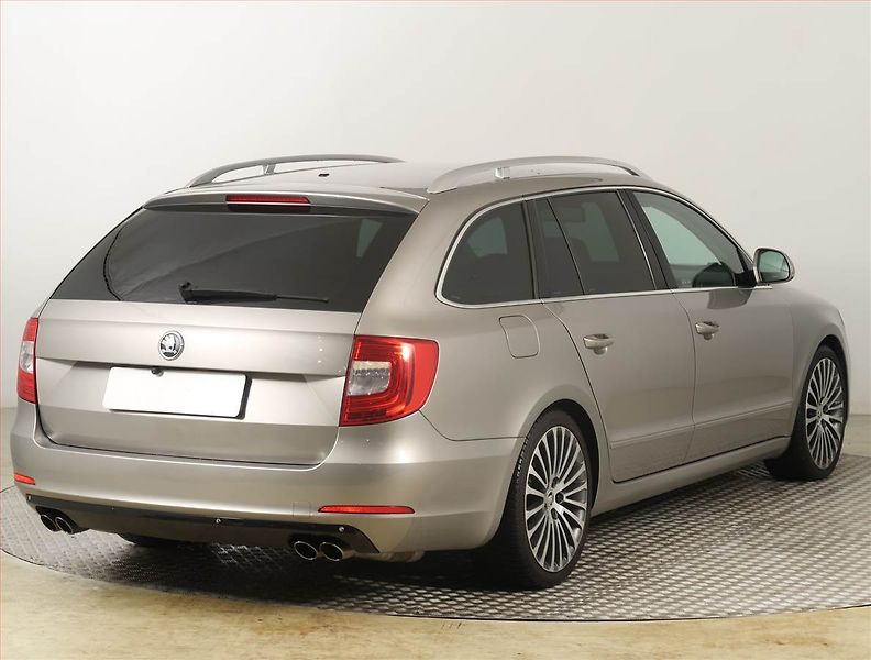 Škoda Superb (2014) Laurin&Klement 3.6 FSI V6 - fotka 5 z 23