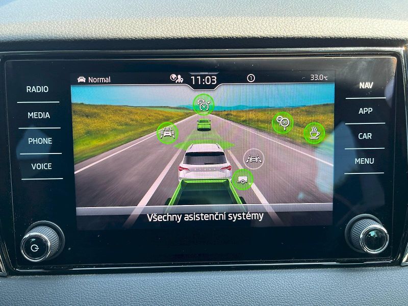 Škoda Karoq (2023) 1.5 TSI 110kW Style - fotka 23 z 28