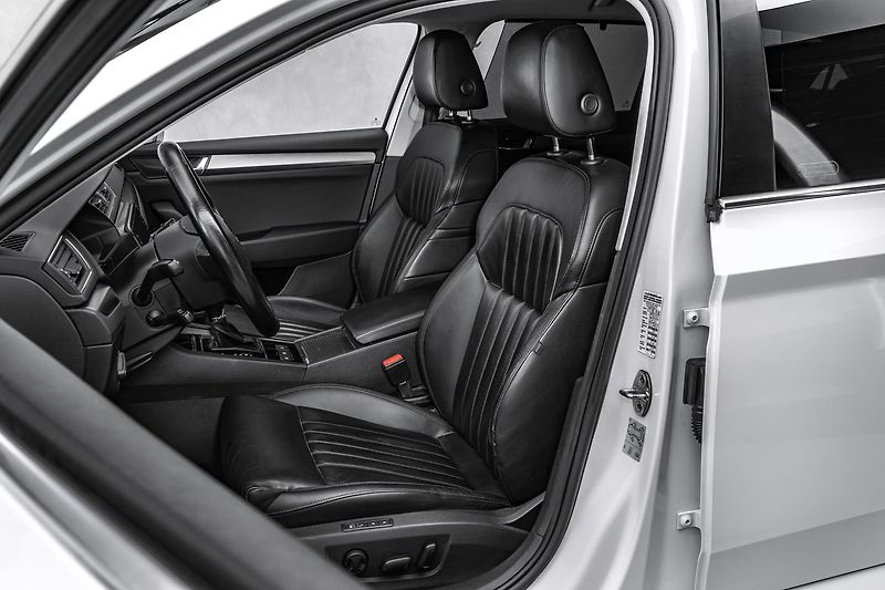 Škoda Superb Combi 2,0TDI 4x4 DSG Style Can - fotka 13 z 20