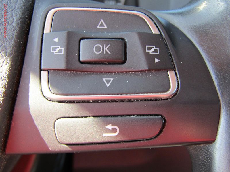 Volkswagen Touran (2011) 1.4 TSi, Highline, DSG - fotka 16 z 21