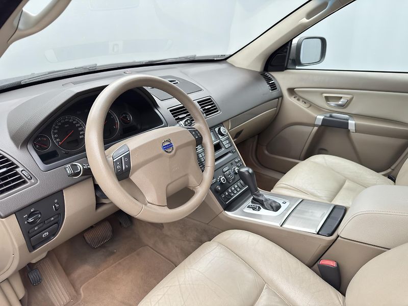 Volvo XC90 D5 AWD SUMMUM AUT CZ  - fotka 21 z 41