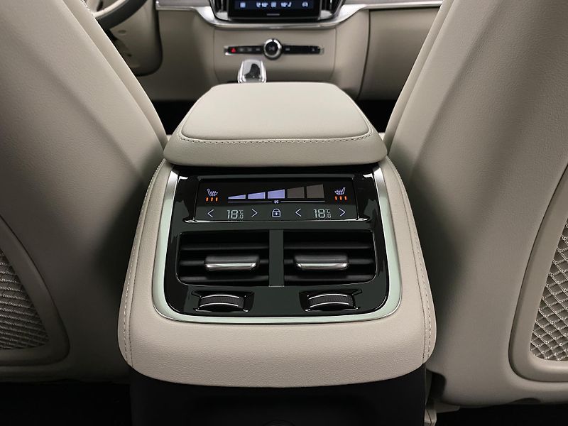 Volvo XC90 (2026) T8 AWD Plug-in DARK ULTRA - fotka 79 z 79