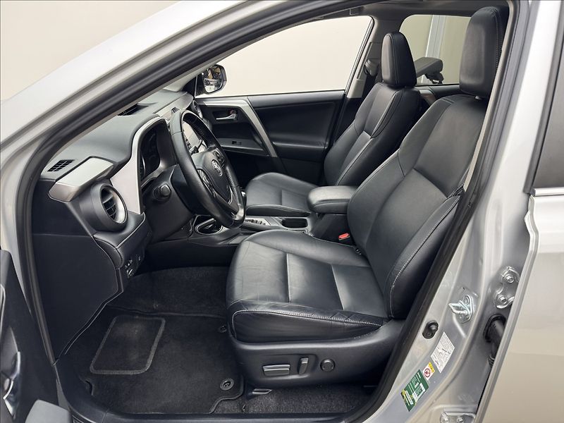 Toyota RAV4 2,5 114kW HYBRID LED KŮŽE 360° - fotka 35 z 45
