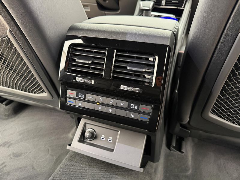 Volkswagen Touareg 3.0Tdi*1-MAJ*DPH*R-LINE*HUD* - fotka 20 z 51