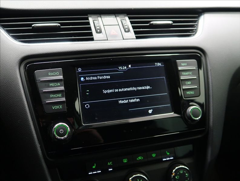 Škoda Octavia 1,2 TSI XENON VÝHŘEV 2x ALU - fotka 22 z 33